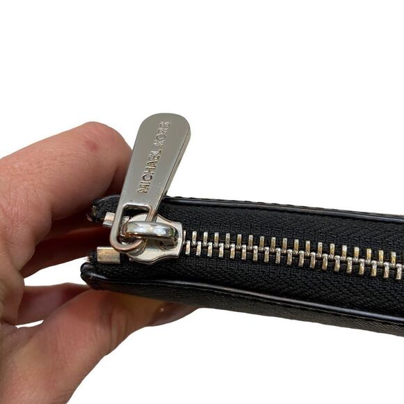 Michael Kors Black Leather Jet Set Travel Zip Around Wallet - Picture 6 of 14